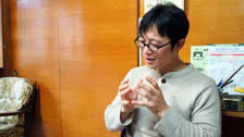 認知症の親の介護、身内より他人に任せた方が…