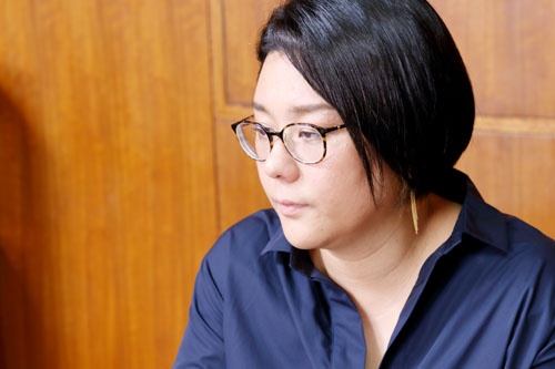 <b>ジェーン・スー</b><br />1973年、東京生まれの日本人。作詞家、コラムニスト、ラジオパーソナリティ。現在、TBSラジオ「<a href="https://www.tbsradio.jp/so/" target="_blank">ジェーン・スー 生活は踊る</a>」のパーソナリティーを務める。『<a href="https://amzn.to/2AXKi4b" target="_blank">貴様いつまで女子でいるつもりだ問題</a>』(幻冬舎文庫)で第31回講談社エッセイ賞を受賞。著書に『<a href="https://amzn.to/2AYffVX" target="_blank">私たちがプロポーズされないのには、101の理由があってだな</a>』(ポプラ文庫)、『<a href="https://amzn.to/2KIGO5r" target="_blank">女の甲冑、着たり脱いだり毎日が戦なり。</a>』(文藝春秋)、『<a href="https://amzn.to/2OpSADH" target="_blank">今夜もカネで解決だ</a>』(朝日新聞出版)など。コミック原作に『<a href="https://amzn.to/2vTfOKR" target="_blank">未中年~四十路から先、思い描いたことがなかったもので。~</a>』(漫画:ナナトエリ、バンチコミックス)がある。