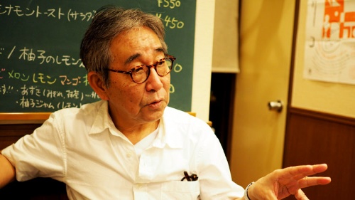 平川 克美(ひらかわ・かつみ)文筆家・実業家 1950年東京生まれ。隣町珈琲店主。声と語りのダウンロードサイト「ラジオデイズ」代表。立教大学客員教授。早稲田大学講師。早稲田大学理工学部機械工学科卒業後、内田樹氏らと翻訳を主業務とするアーバン・トラストレーションを設立。1999年、シリコンバレーのBusiness Cafe.Inc.の設立に参加し、CEOを務める。近著に『何かのためではない、特別なこと』『喪失の戦後史』『言葉が鍛えられる場所』『路地裏人生論』など。