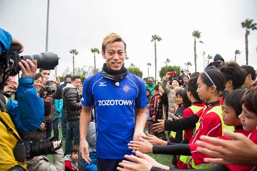 本田圭佑氏は昨年12月、米国ロサンゼルスで初めてサッカースクールを開いた(写真:HONDA ESTILO)