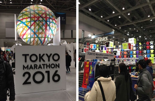 写真(左)東京マラソンはレース前日までにゼッケンを東京ビックサイトの特設会場に取りにいく必要がある。(右)会場にはスポンサー企業のブースが多数出展していた。一番広くて、最も気合いが入っていたのはアシックスのブースではないか。東京マラソン限定商品なども販売しており、たくさんの来場者を集めていた。