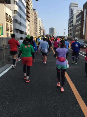 スタートから36km付近にある佃大橋は東京マラソンで最大の難所と言われる。この距離に長い上り坂を持ってくるコース配置が憎らしい…。私の周囲のランナーは皆、歩いていました