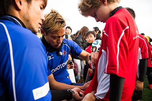 サッカースクールが終わると、子供たちのユニフォームにサインした(写真:HONDA ESTILO)