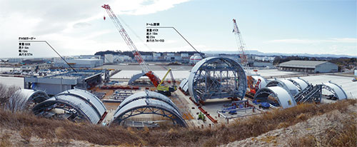 写真1■ 鹿島が福島県いわき市の小名浜港に保管している3号機原子炉建屋の燃料取り出し用カバー。大型ユニット化した部材は、東京電力福島第一原子力発電所まで海上輸送する（写真：鹿島）