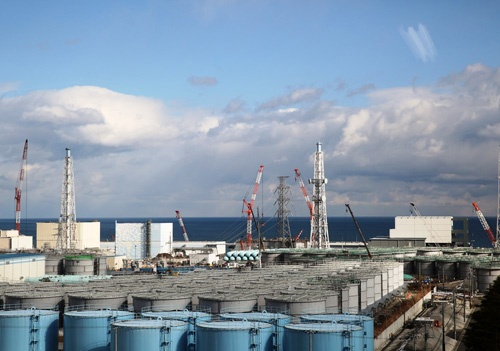 発電所の正門付近にある大型休憩所の7階から見た福島第一原発。汚染水を貯蔵するタンクは約1000基ある(写真:日本記者クラブ取材団代表撮影)