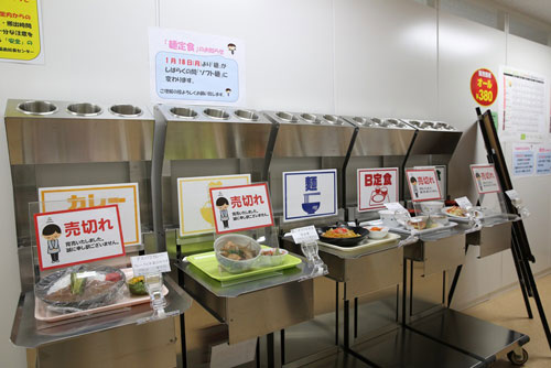 2015年6月に運用を開始した大型休憩所内の食堂。大熊町に建設した給食センターで調理し、温かい食事を提供する。メニューは2種類の定食とカレー、丼、麺の合計5種類。日によってトッピングなどが変わる。値段は一律380円（写真：日本記者クラブ取材団代表撮影）