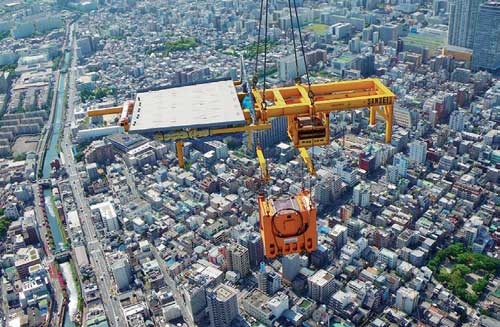 東京スカイツリーの天望デッキ用軒天パネルは、てんびんの上に載せて吊り込んだ。てんびんの下にあるのがスカイジャスター。このような使い方もできる(写真:大林組)