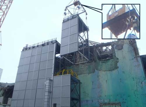 がれき撤去用構台を組み立てる様子。スカイジャスターを用いている(写真:鹿島)