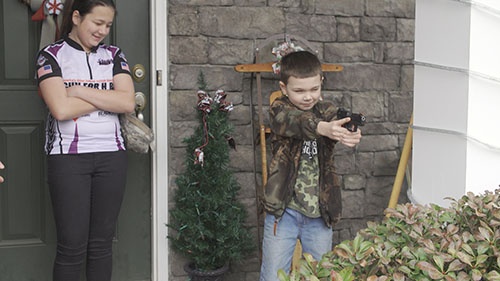 8歳の弟も銃の扱いの練習を始めた(写真:Retsu Motoyoshi)