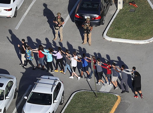 フロリダ州南部の高校では17人が犠牲になる銃乱射事件が起きた(写真:Joe Raedle/Getty Images)