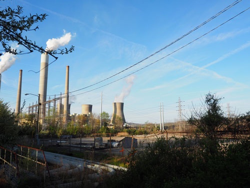 安価な天然ガスの影響で石炭火力発電所の廃止が相次いだ。