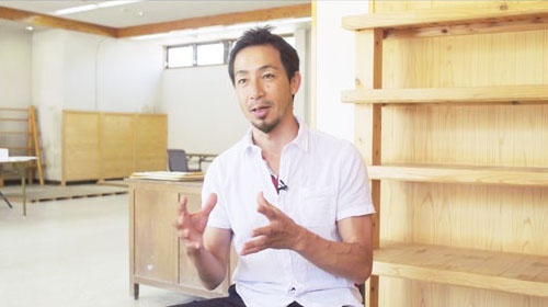 2人の娘を通わせていた鈴木大裕。理想とする教育を実践するため、帰国後、高知県土佐町に移住した(写真:Retsu Motoyoshi)