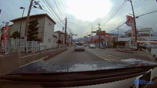 DVR-610で撮影した動画。高解像度で撮影した映像なので、周囲の車や看板、フェンスの編み目などがはっきりと写る。