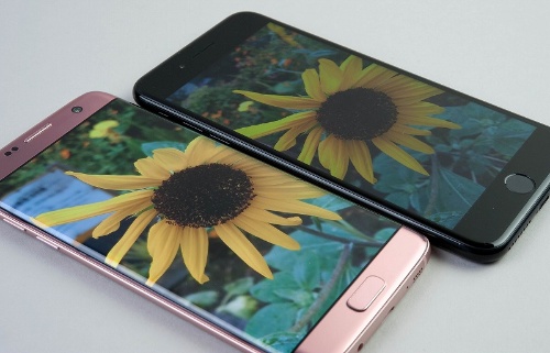 Galaxy S7 edge(左)の有機ELは、iPhone 7 Plusの液晶をしのぐ画質