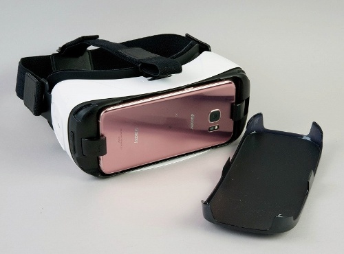 サムスンのGalaxy Gear VR。Galaxyをセットするだけで楽しめるのだが……