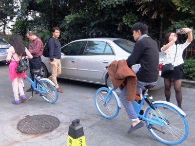水色の自転車が目印の小鳴単車。利用者はまだ多くない。