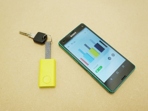 Qrioのスマートタグ「Qrio Smart Tag」(左)。価格は3980円(税別)。専用アプリをインストールすることで、iPhoneとAndroid端末のどちらでも利用できる。