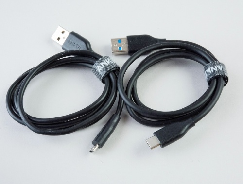 左が「PowerLine MicroUSBケーブル」（699円）、右は「PowerLine USB-Cケーブル」（1399円）。Lightningケーブルなどと比べるとmicroUSBケーブルは割安だ