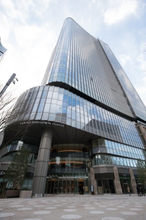 「東京ミッドタウン日比谷　日比谷三井タワー」（千代田区有楽町1-1-2）。地上35階、地下4階、ペントハウス1階。敷地面積は約1万700平方メートル、延床面積は約18万9000平方メートル、店舗数は60店舗。高層部は見る角度によって微妙に表情が変わるよう設計されている