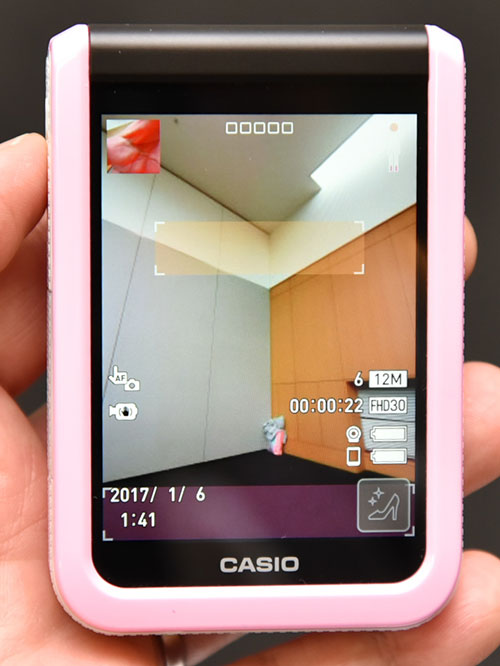 インスタ流行「脚長自撮り」 カシオのデジカメ:日経ビジネス電子版 インスタ流行「脚長自撮り」 カシオのデジカメ:日経ビジネス電子版
