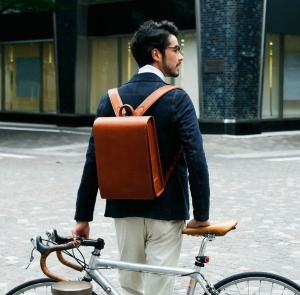 ランドセル型 がビジネスリュックの新潮流に 日経ビジネス電子版