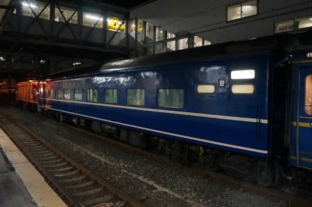 はまなす号は出発の40分も前に入線。青森駅からは赤い電気機関車が青い客車を牽引する