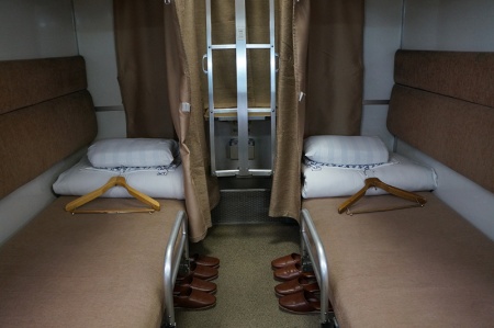 1号車に付いていた「SLEEPING CAR HAMANASU」のエンブレム。車内は昔懐かしい2段式B寝台だ