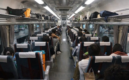 最終列車も兼ねているため、停車駅は多い。乗客の荷物が比較的多いのは、遠くまで走る夜行列車ならでは