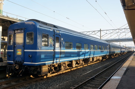 青森到着後も、列車が車庫に回送されるまで撮影は続いた。“昭和”の香りがするブルートレインの末裔の余命も残りわずかだ