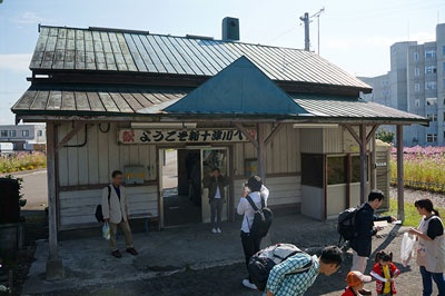 駅舎をバックに記念撮影をしている人が目立った。右奥に見える大きな建物が空知中央病院。