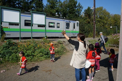 10分ほどで折り返していく列車を子供たちが手を振って見送っていた。