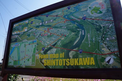 駅前にあった新十津川町の空撮地図。石狩川の対岸に函館本線・滝川駅があることがわかる
