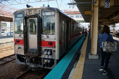 留萌本線の車両はステンレス車体のキハ54系。