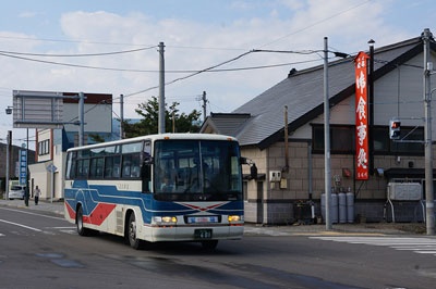 留萌市街とを結ぶ沿岸バスの路線バスはひと昔前の観光バスを格下げしたもので、快適な乗り心地だ