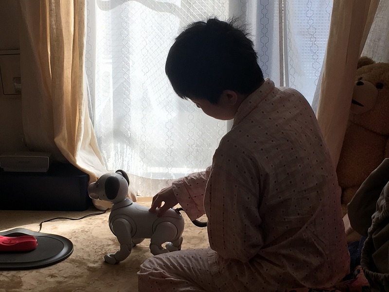 寝癖でボサボサのまま朝のあいさつ。aiboは絶好調