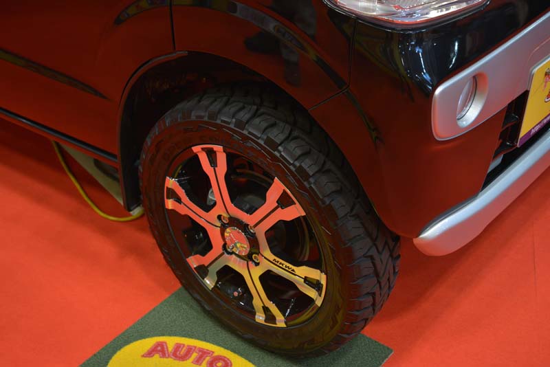 出展車にはオプションのリフトアップサスペンションとオフロード用タイヤが装備されている