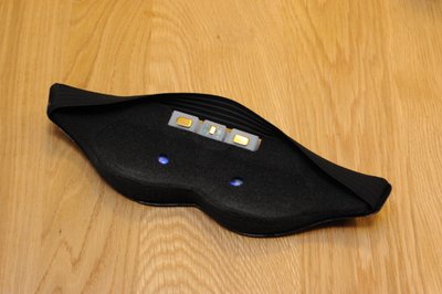 アイマスクの内側。上部は心拍と脳波検出用の電極、下部に見えるブルーの光がLED。点滅時はこれよりはるかに明るい