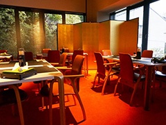 レストラン（約50席）は安土桃山時代風の金色内装。日本酒が楽しめるカウンターバーは5席