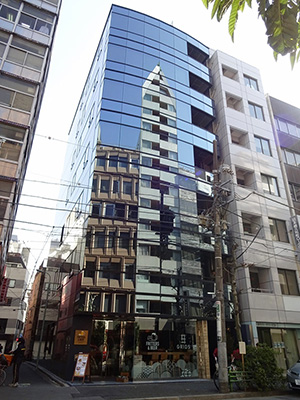 2016年1月15日に開業した「グリッズ日本橋イースト」（東京都中央区日本橋久松町4-7）。地上8階建てで、「POD」（２段ベッド）のあるドミトリー（相部屋）タイプが4室（104床）、デラックスドミトリー1室、プライベートシングル4室、プレミアムルーム2室。男性・女性各専用フロアがある。徒歩10分圏内に東日本橋駅、馬喰横山駅、人形町駅があり、六本木、銀座、浅草、秋葉原へのアクセスがスムーズ。羽田空港までは電車で40分、成田空港まで70分