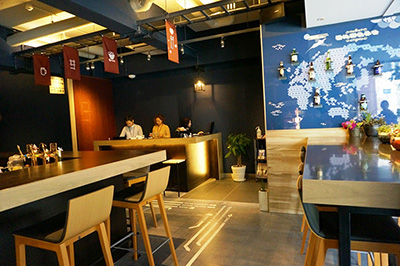「グリッズ日本橋イースト」のフロントはスタッフが24時間常駐。1階にバゲージスペースがあり、チェックイン前でも無料で荷物を預けられる