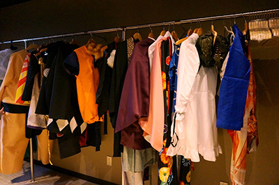 さまざまなコスプレ衣裳が用意されたコスプレルーム。衣裳貸出料金は1着500円（3時間）～1500円（翌朝10時まで）。プロのカメラマンに撮影してもらうことも可能（2000円）