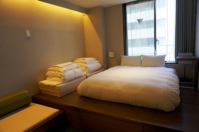 「グリッズ日本橋イースト」の個室タイプのプレミアムルームは４人まで利用可能で１室1万8000円。４人で泊まれば一人4500円前後。ただし宿泊料金は変動制で、時期によって高くなることもある