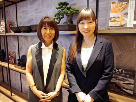 総合プロデュースを担当したインテリアデザイナーの折原美紀氏(左)と、バランス料理研究家の小針衣里加氏(右)