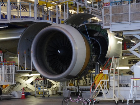 C整備中のボーイング777-200ER型機。C整備とは、飛行機から多くの部品を取り外して、機体構造や装備品の点検・交換、オイル類の交換、各種システム点検などを行うもので、車で言えば車検のようなものだ