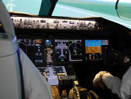 ボーイング787型機のフライトシミュレーターの様子。<a href="http://trendy.nikkeibp.co.jp/article/column/20130730/1051139/" target="_blank">関連記事</a>の写真と比較すると分かるが、737-800型機に比べて大型のディスプレーが増えてスッキりとした印象だ。JALでは使用している機種すべてのフライトシミュレーターを所有して訓練に使っている