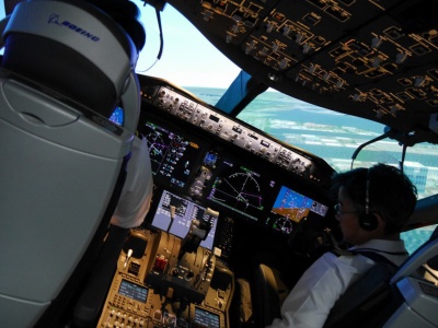 機体を傾けると窓の外の景色ももちろん傾く。実際の訓練では、フライトシミュレーターごと動く