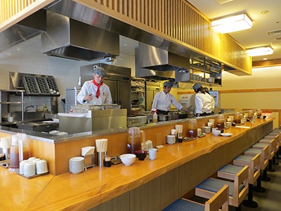 座席はカウンターのみ。同じグループの天ぷら専門店「あきば」の跡地に居抜きで出店