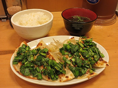 ニンニクとニラのしょうゆ漬けをトッピングした「新橋餃子定食」(税込み690円、餃子4個)。定食にはもやし、ご飯、吸い物が付いている