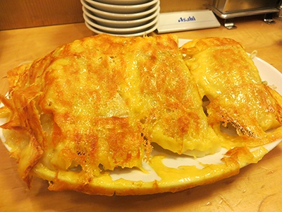 「羽チーズ餃子定食」（税込み790円、餃子4個）は餃子と一緒に焼いたチーズが羽のようになっているのが特徴。チーズが非常に濃厚