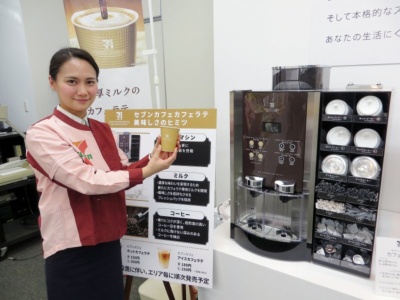 発表会ではカフェラテ用に冷たい状態のミルクを1杯ずつ温めて出す機能を搭載した新しいコーヒーマシンも展示。現在は約1割の店舗で設置されており、2017年12月末までに全店導入を目標としている
